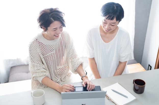 受講生と画面を見ながら話すともまつ